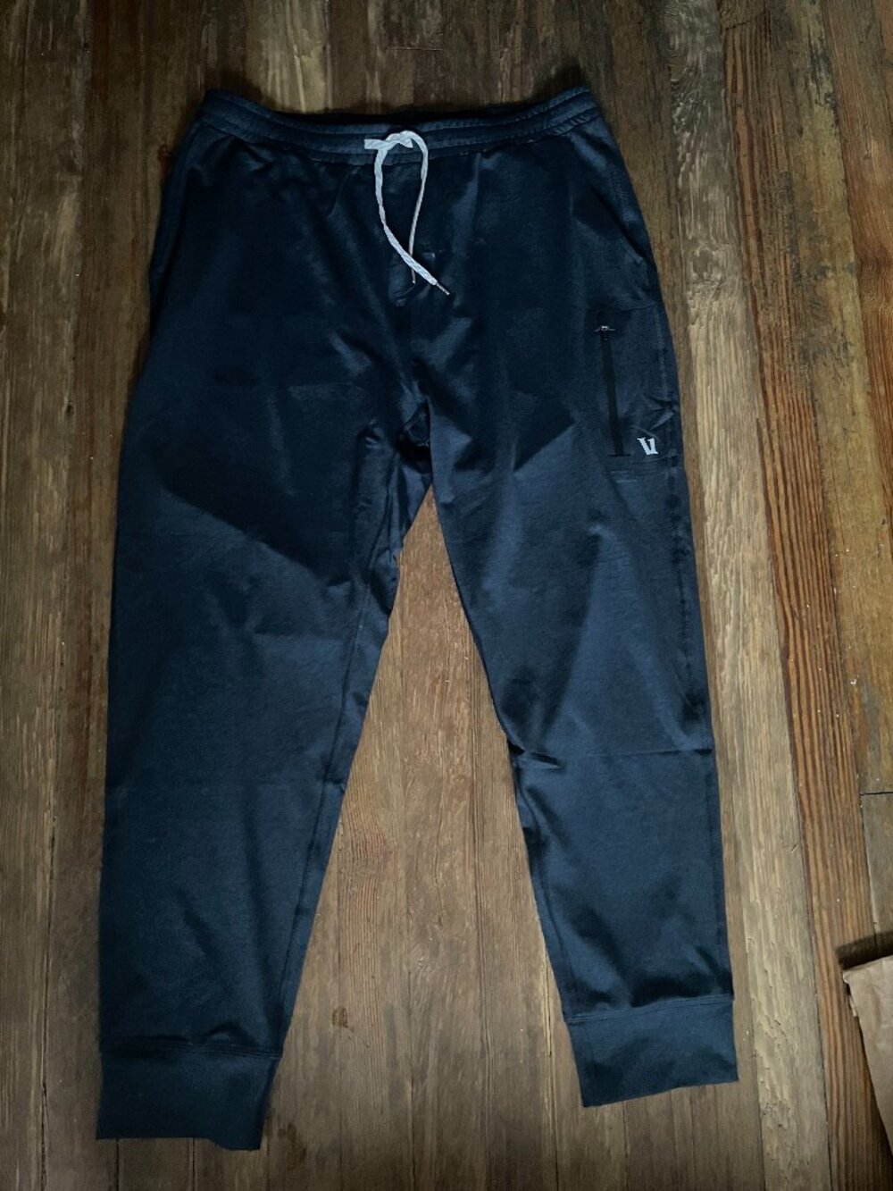 Vuori mens sunday performance joggers. Xl. Heather navy. New without tags